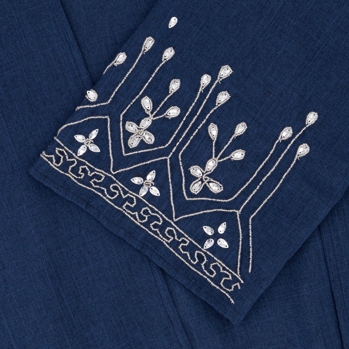 Aleya abaya closeup