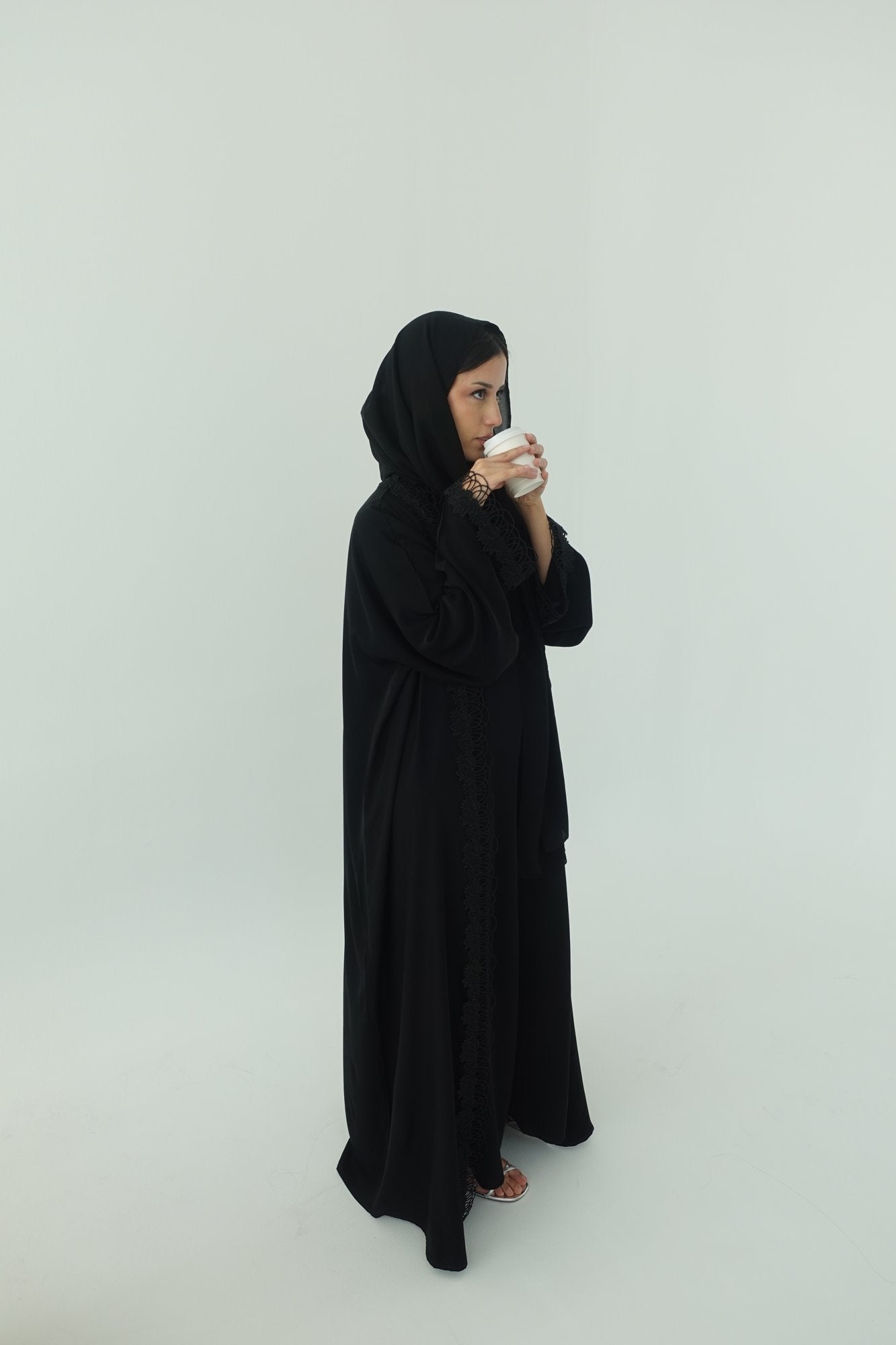 Izna abaya front