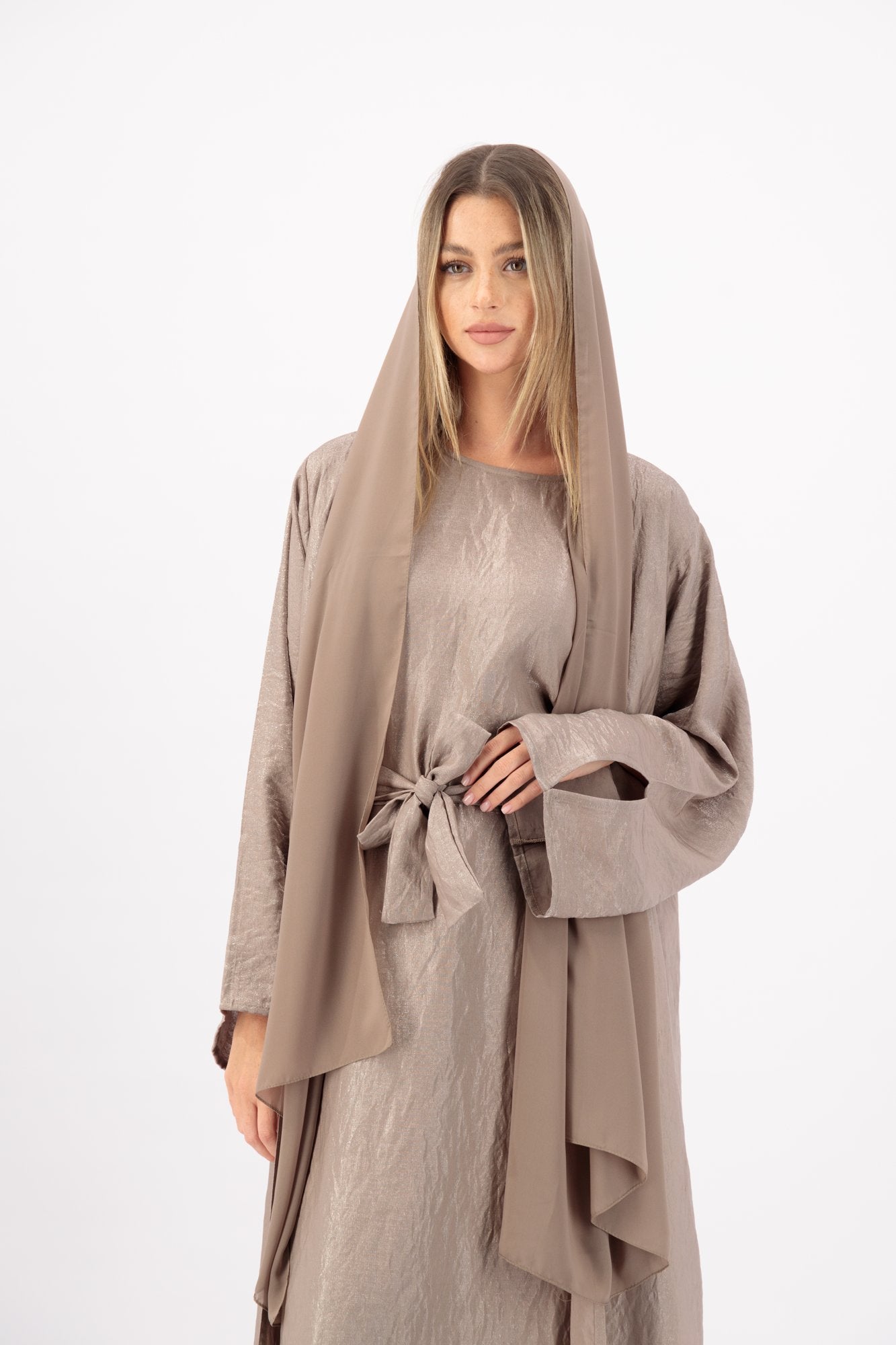 Shimmer Set abaya model-closeup