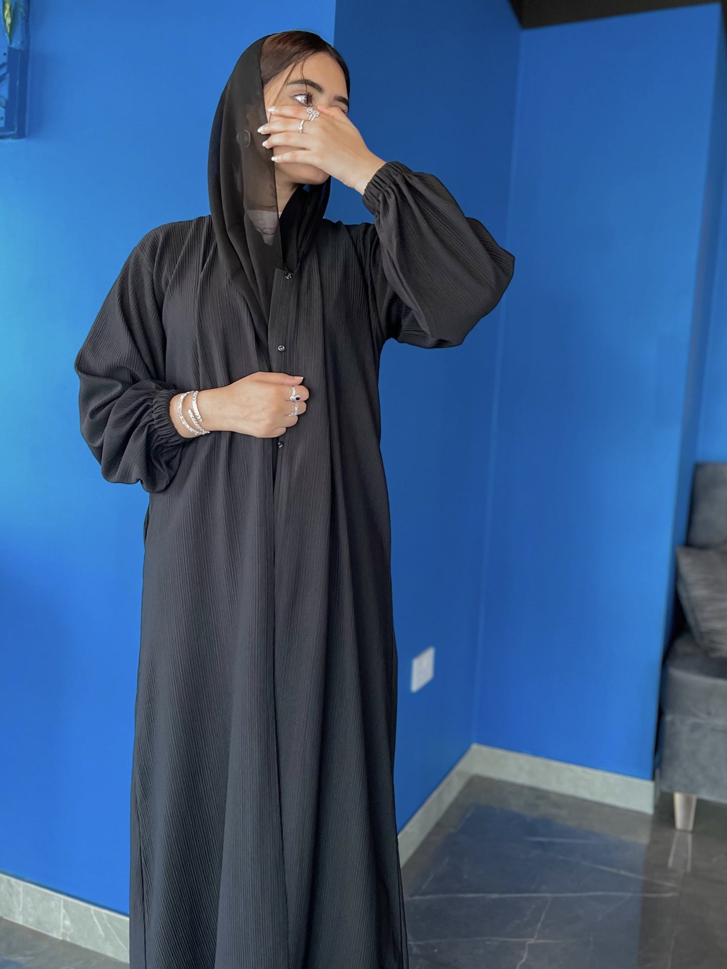 Ribbed abaya model-front