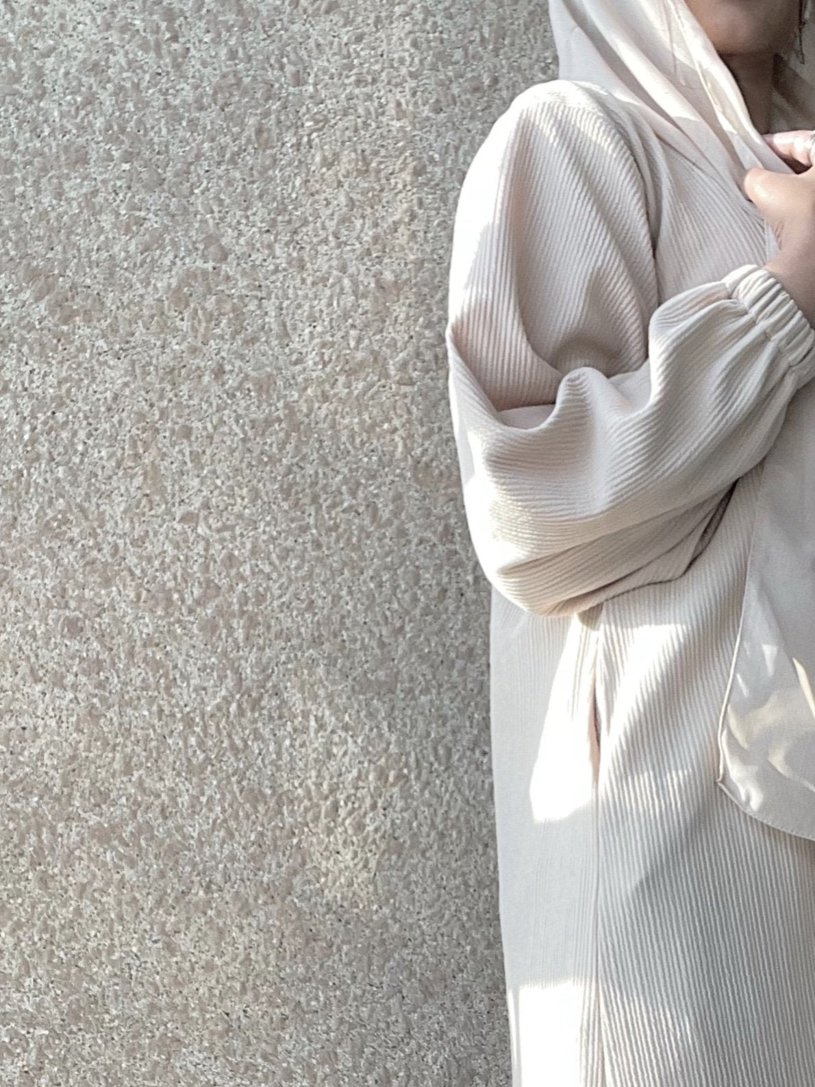 Stone Ribbed Coat abaya model-sleeve